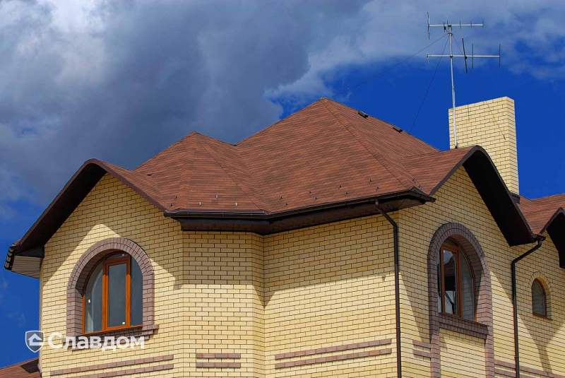Жилой дом с покрытием крыши мягкой кровлей TEGOLA Классик коричневый с отливом