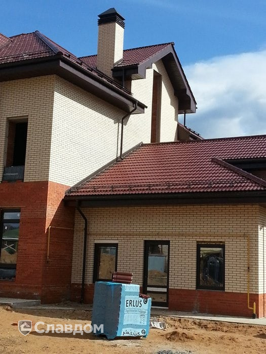 Частный дом в Калужской области с применением брусчатки Erlus Forma