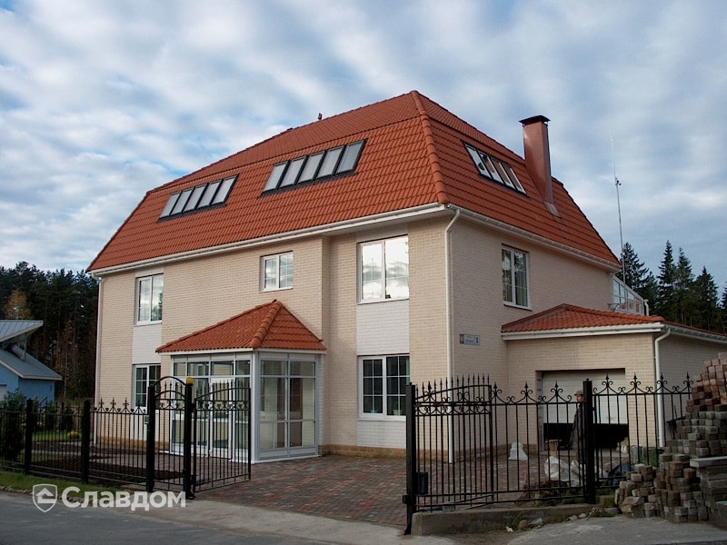 Двухэтажный дом с красной крышей с облицовкой кирпичом Terca Kuura гладкий