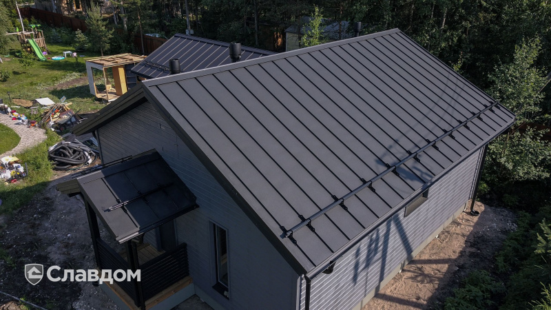 Частный дом с использованием кликфальца ARMO Rooftop Matte RAL 9005