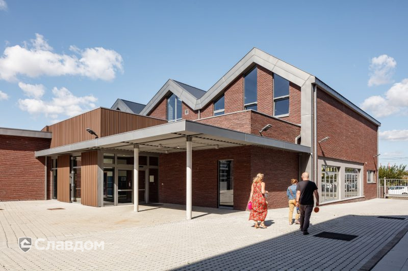 Школа в Ангиене (Бельгия) с облицовкой кирпичом Terca Wasserstrich Special E1 и Rood