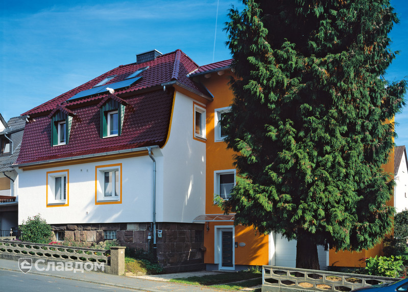 Многоквартирный дом с интересным дизайном с крышей из черепицы Creaton Futura Rot Glasiert