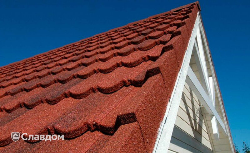Крыша загородного дома выполнена композитной черепицей AeroDek (DECRA) Classic цвет античный красный