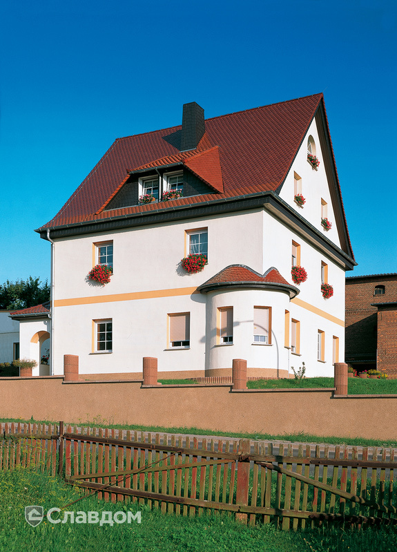 Частный дом с крышей из черепицы Creaton Biber Klassik Rot Glasiert