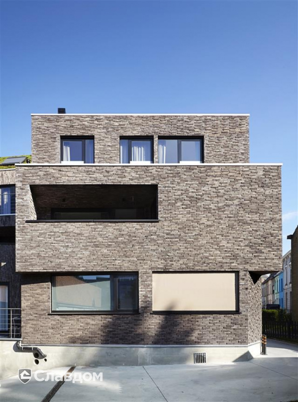 Частный дом с облицовкой кирпичом Terca Iluzo Grijs-zwart