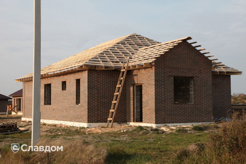 Строительство домов в поселке Колесниково с кирпичом Вышневолоцкая керамика Графит лава 1НФ