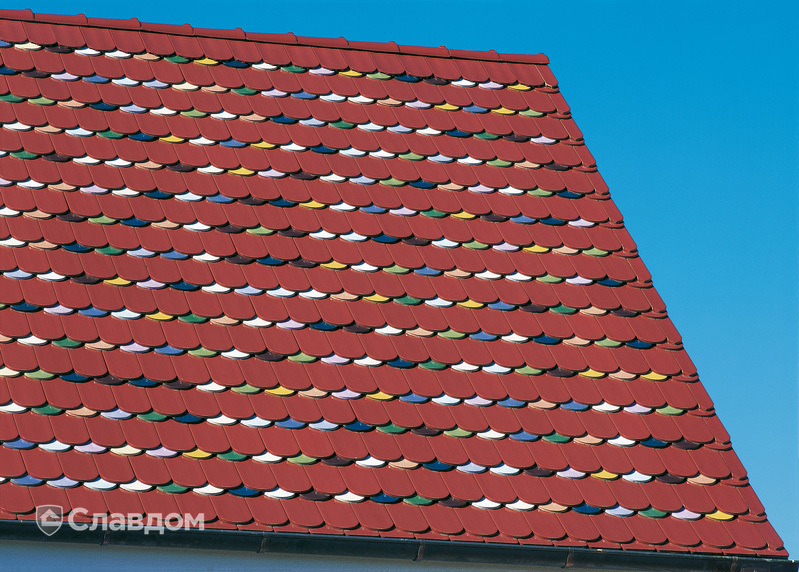 Крыша с узорами с черепицей Creaton Biber Klassik Weinrot Glasiert