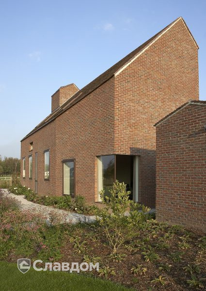 Частный дом в Анзегеме с облицовкой кирпичом Terca Paarsblauw