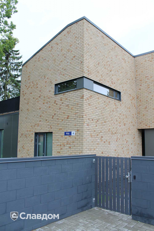 Жилой дом с облицовкой фасадной плиткой Stroeher Zeitlos 352 kupferschmels