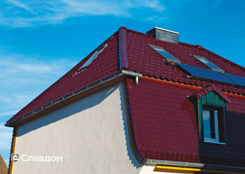 Многоквартирный дом с интересным дизайном с крышей из черепицы Creaton Futura Rot Glasiert