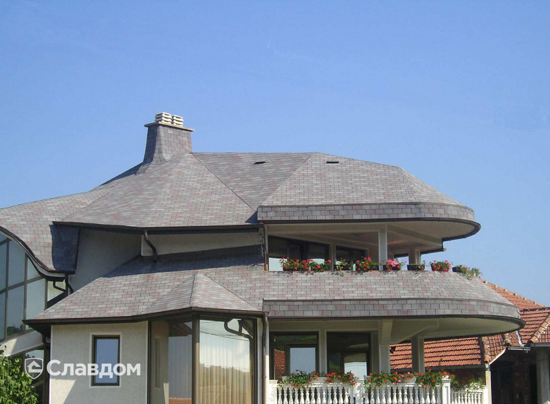 Загородный дом с покрытием крыши мягкой кровлей TEGOLA Классик Темно-серый