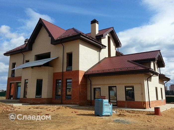 Частный дом в Калужской области с применением брусчатки Erlus Forma