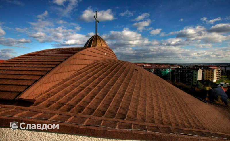 Крыша церкви с использованием композитной черепицы AeroDek (DECRA) Stratos цвет тик