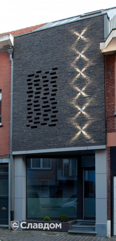 Частный дом в Вилебруке, Бельгия с облицовкой кирпичом Terca WASSERSTRICH GESMOORD-SPECIAL ZWART