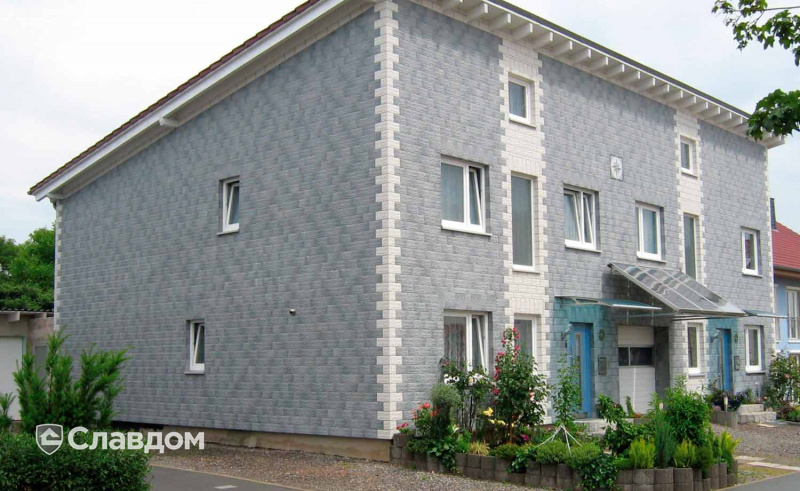 Частный дом с облицовкой крупноформатной плиткой для цоколя и фасада Stroeher KS 06 grau