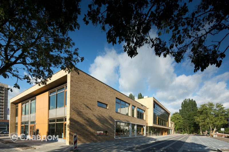 Здание школы Roelof Venema с облицовкой кирпичом Terca Sussex Multi Gesinterd