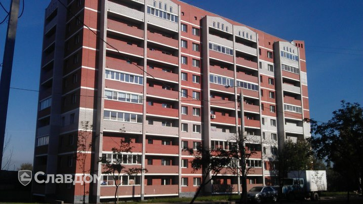 Многоэтажный жилой дом в г.Киров с облицовкой балконов и вставок кирпичом КС-Керамик Красный гладкий