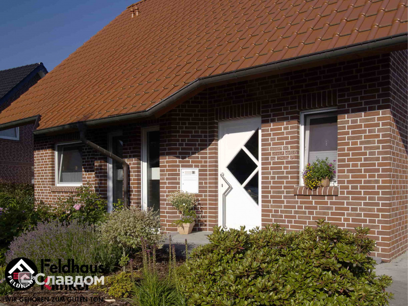 Загородный дом с гаражом с облицовкой кирпичом Feldhaus Klinker 335 carmesi antic mana