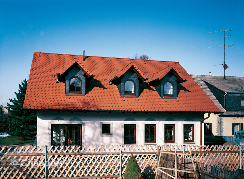 Частный одноэтажный дом с крышей из черепицы Creaton Biber Klassik Naturrot