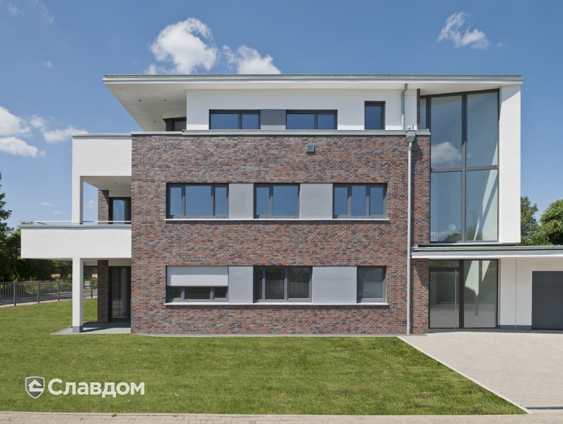 Жилой дом с облицовкой кирпичом Feldhaus Klinker 560 carbona ardor colori