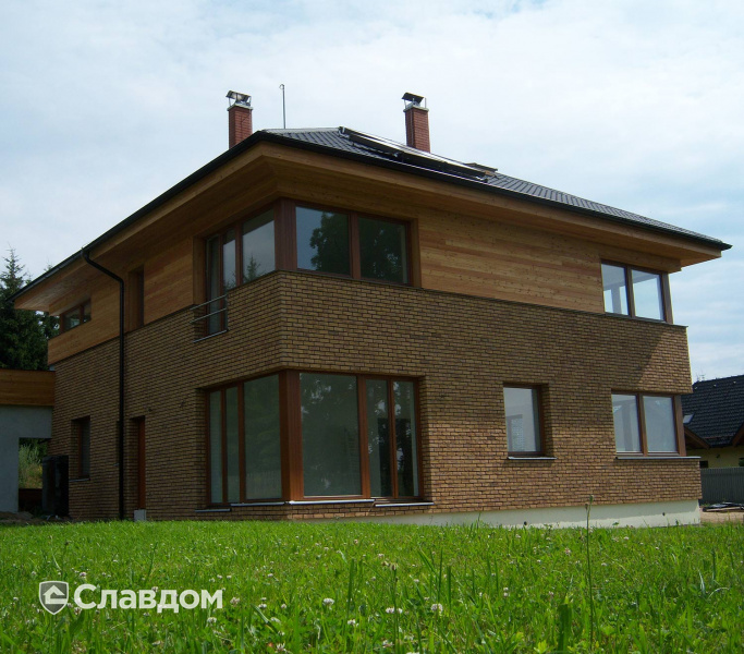 Двухэтажный частный дом с облицовкой кирпичом ENGELS HANDFORM Baltic Amber 