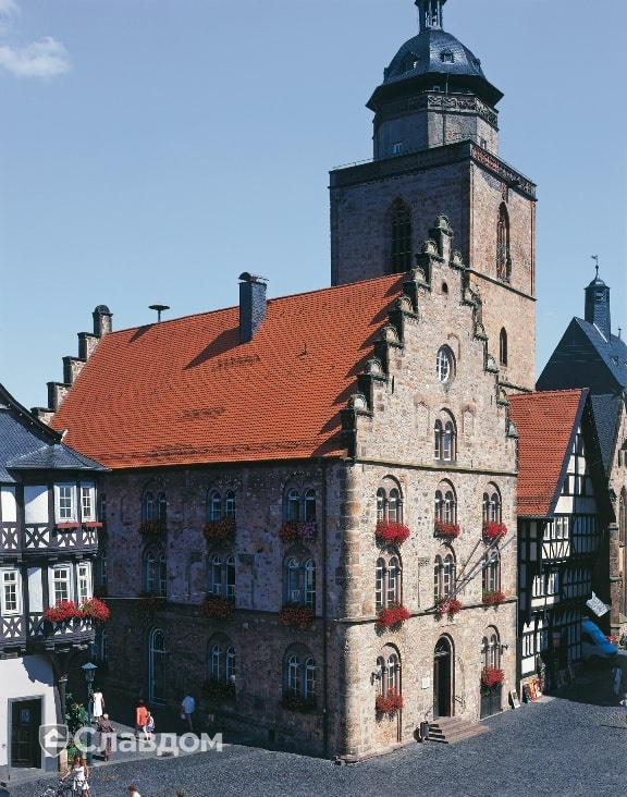 Винный дом в Алесфельде Германия с применением черепицы Braas Опал натуральный красный