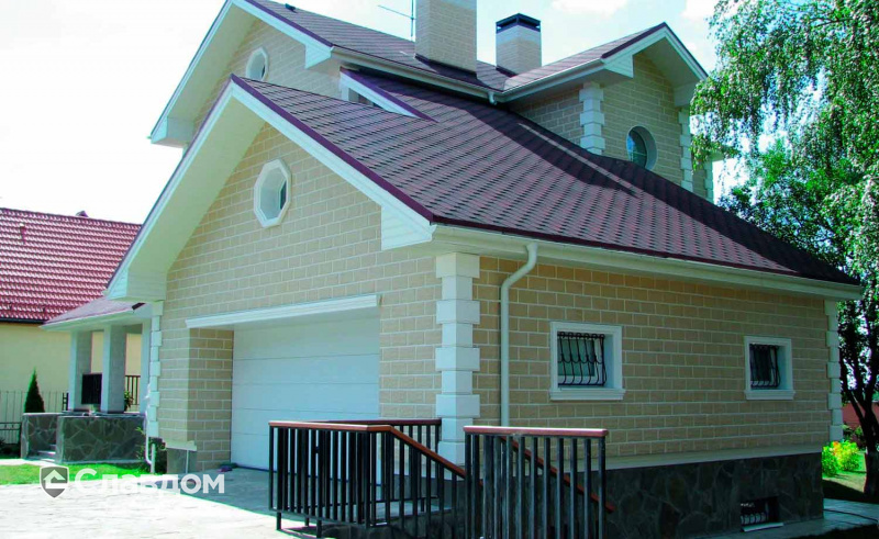 Частный дом и гараж с облицовочной крупноформатной плиткой для цоколя и фасада KS 02 gelb