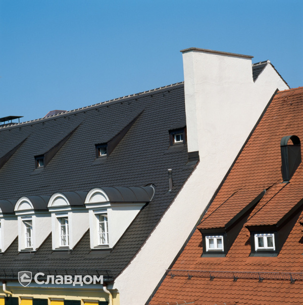 Многоэтажный дом с мансардой. Крыша выполнена из черепицей Creaton Biber Klassik Altgrau Engobiert