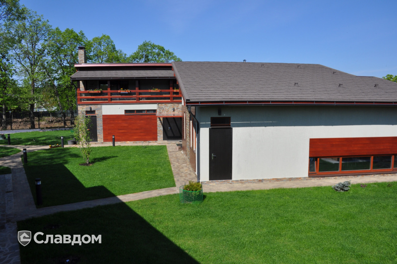 Загородный дом с использованием композитной черепицы AeroDek (DECRA) Stratos цвет серый валун