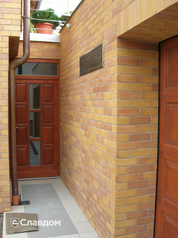 Двухэтажный частный дом с облицовкой фасадной плиткой Stroeher Keraprotect 405