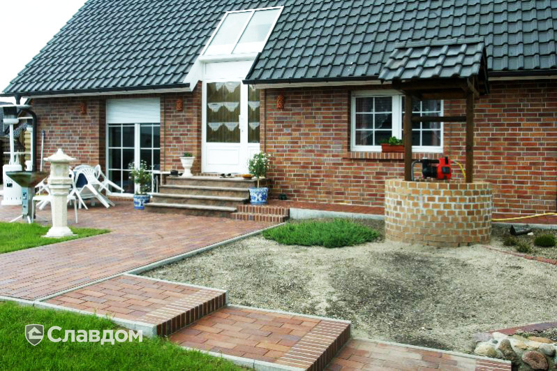 Садовая дорожка с покрытием брусчаткой MUHR 04SG Rotbraun-bunt Spezial gerumplet