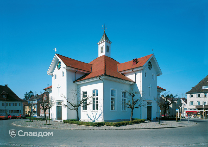 Здание церкви с крышей из черепицы Creaton Biber Klassik Naturrot