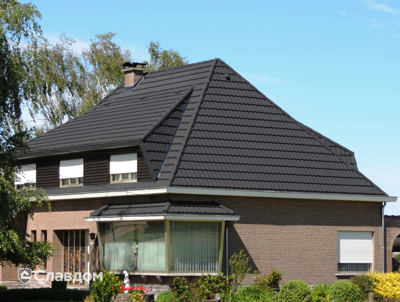 Частный дом с крышей из композитной черепицы AeroDek (Decra) Classic цвет антрацит
