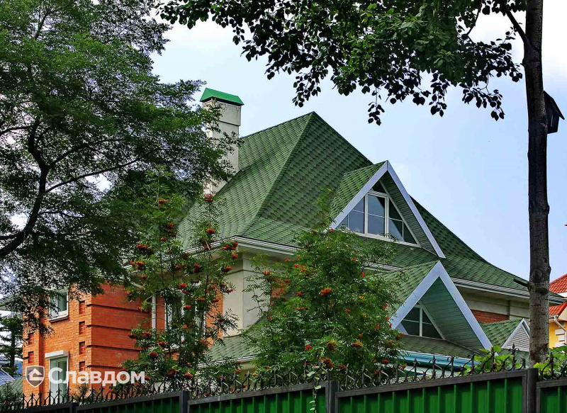Загородный жилой дом с применением мягкой кровли TEGOLA Нордик Зеленый с отливом