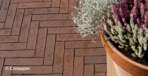 Территория частного дома с применением брусчатки Penter Baltic Klinker Pavers Nuance STT65
