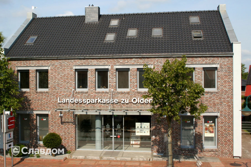Банк Landessparkasse zu Oldenburg с кладкой черепицы Limburg anthrazit