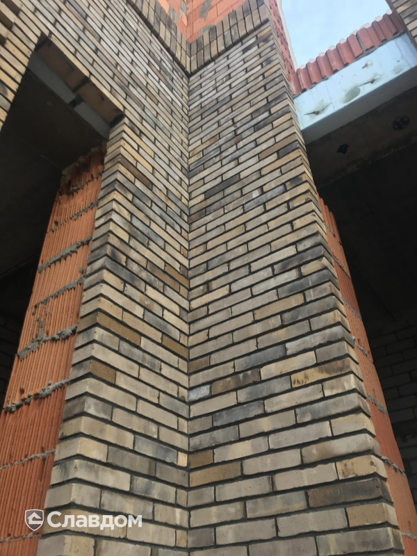 Фасад дома с применением керамического кирпича ENGELS TIGHEL BRIK Ogenagaat