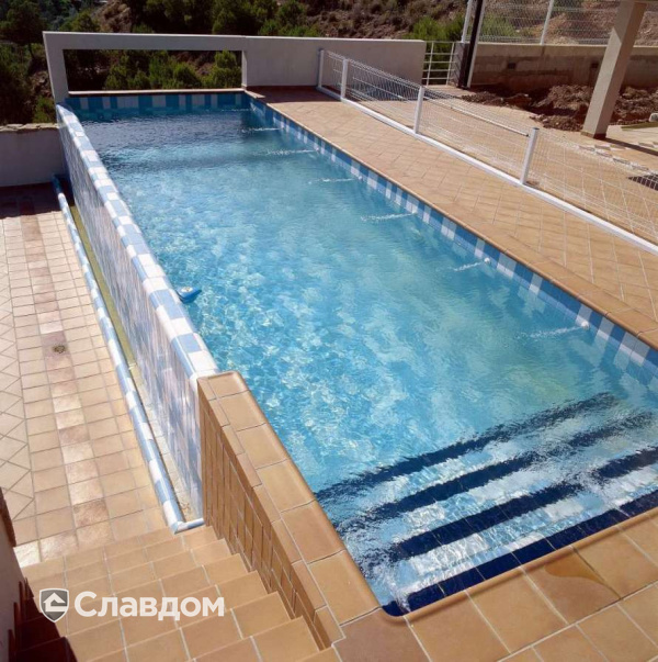 Открытый бассейн с применением плитки Gres Aragon Natural