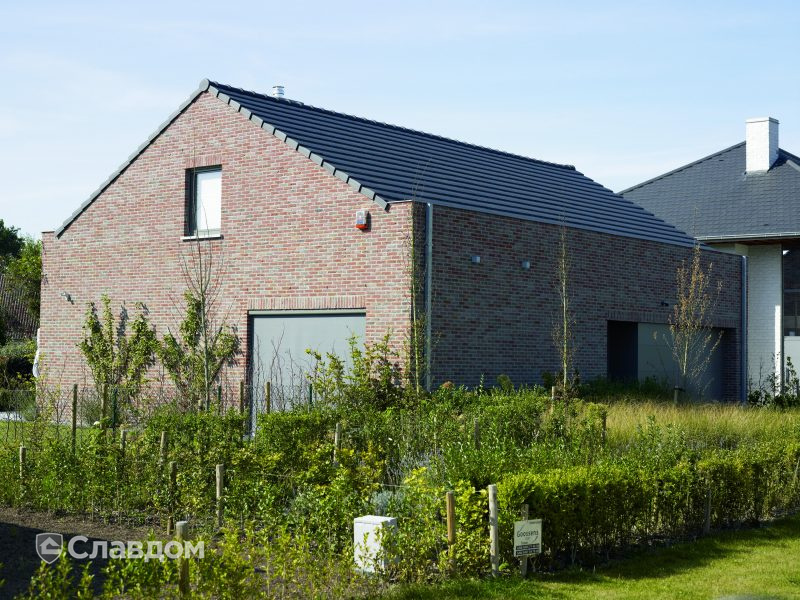 Частный дом в Кнесселаре с облицовкой кирпичом Terca Paarsblauw