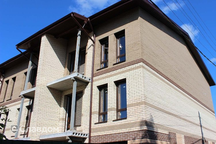 Трехэтажный жилой дом с облицовкой кирпичом КС-Керамик Камелот темный шоколад гладкий, Белый гладкий и Лотос гладкий