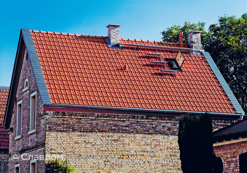 Дом из кирпича с крышей из черепицы Creaton Herzziegel Naturrot