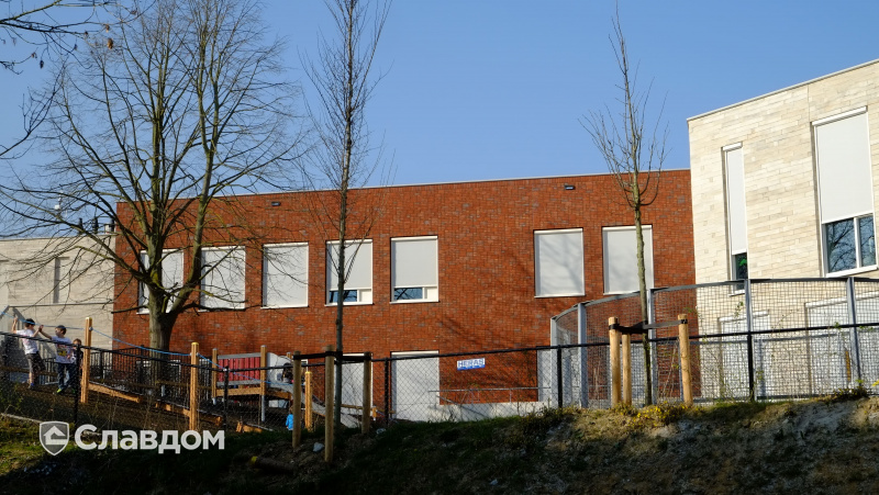 Школа с облицовкой плиткой Westerwaelder Klinker MONTANA WK72 Blau-Bunt- Rotsand
