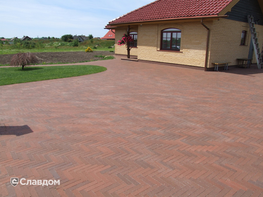 Территория частного дома с применением брусчатки Penter Baltic Klinker Pavers Nuance STT65