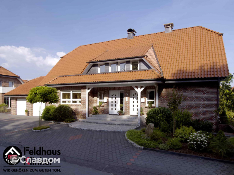 Двухэтажный частный дом с облицовкой кирпичом Feldhaus Klinker 300 lava liso