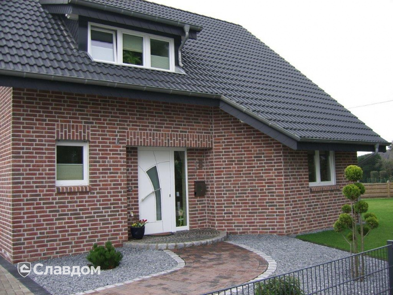 Двухэтажный частный дом с облицовкой кирпичом ручной формовки MUHR Nr 1 Bronze-bunt geflammt