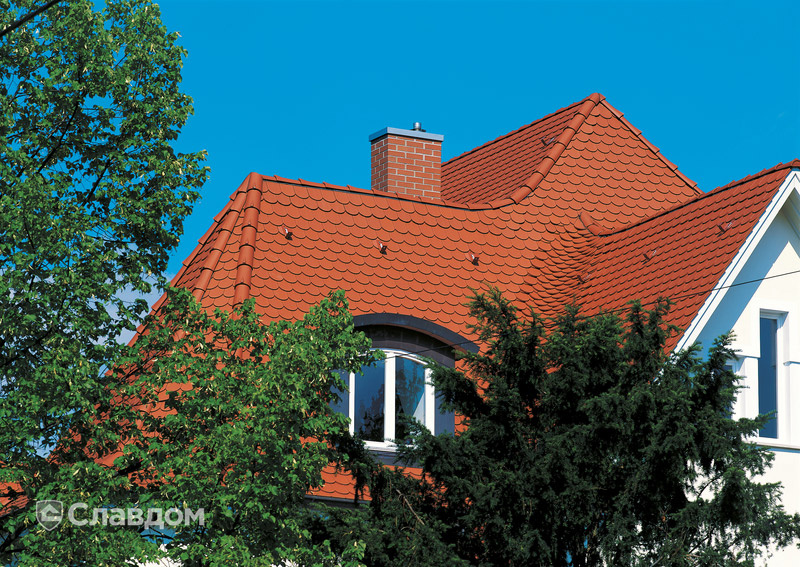 Жилой дом с бассейном с крышей из черепицы Creaton Biber Klassik Naturrot