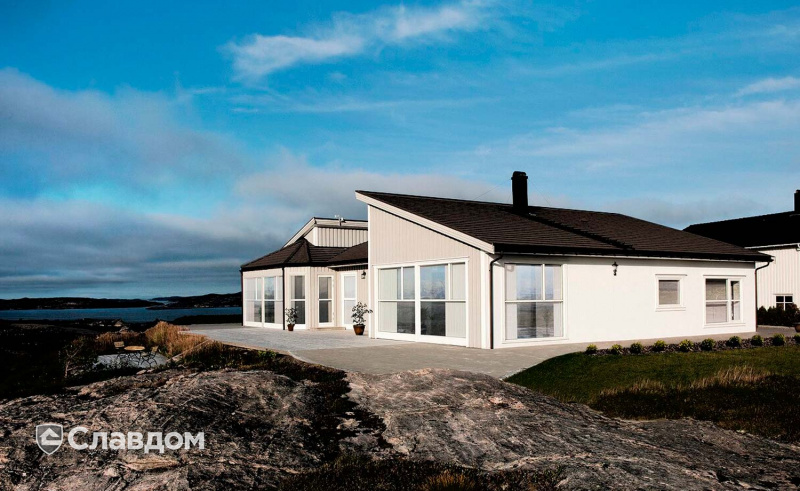 Загородный дом у побережья с использованием композитной черепицы AeroDek (DECRA) Stratos цвет антрацит