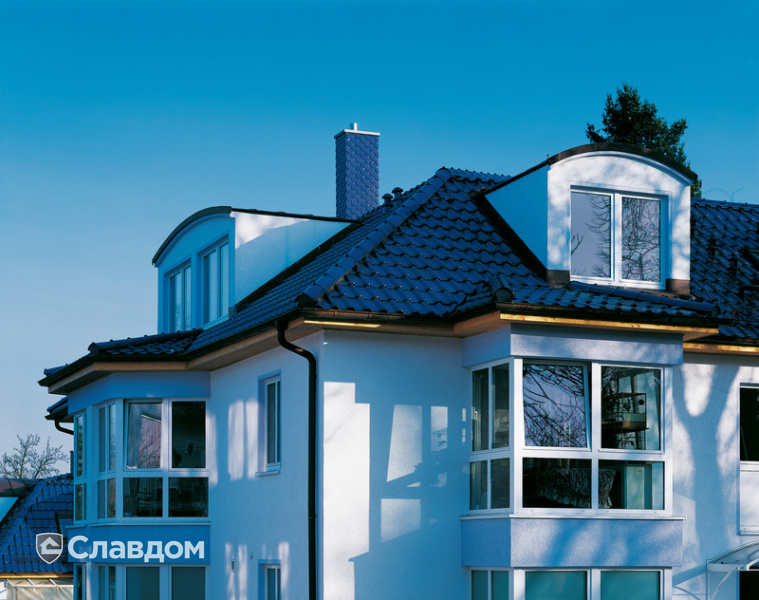 Дом с балконами с крышей из черепицы Creaton Futura Dunkelblau