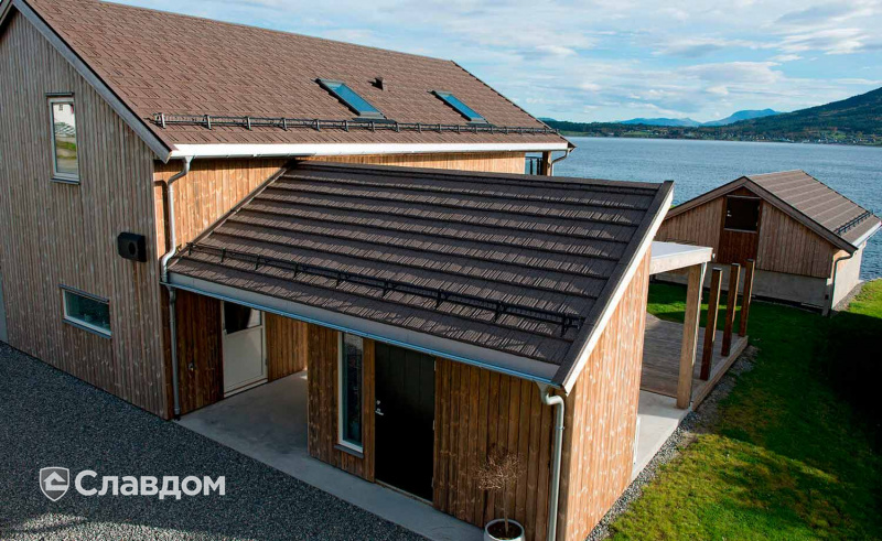 Частный дом на берегу  с использованием композитной черепицы AeroDek (DECRA) Stratos цвет серый валун
