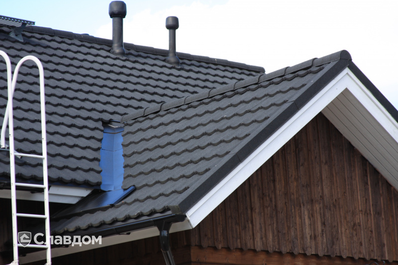 Крыша частного загородного дома выполнена композитной черепицей AeroDek (DECRA) Classic цвет антрацит